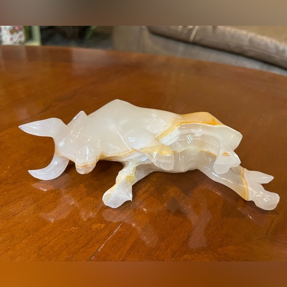 Hand Carved Onyx Bull - Picture 7 of 8